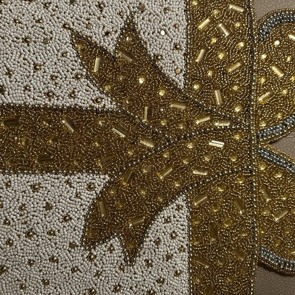 CHRISTIAN SIRIANO NEW YORK BEADED CHARGER PLACEMAT 15x15 Christmas Present w/Bow - Picture 2 of 3